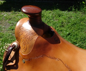 3B Visalia-style old-timer saddle with polished wood horn